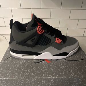 Men’s Jordan Retro 4 Infared Size 11.